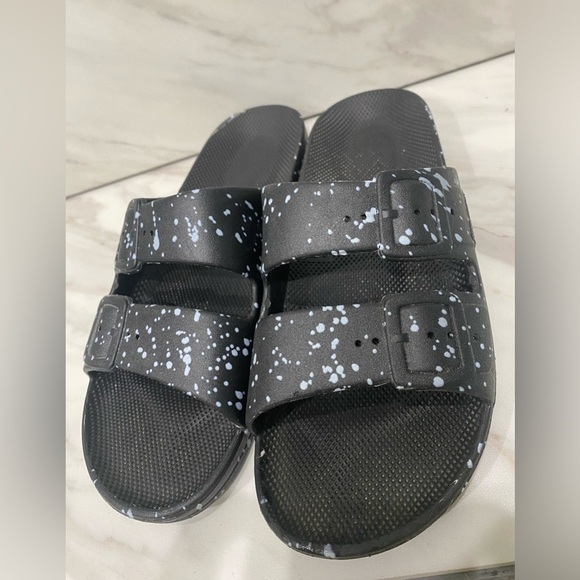 Freedom Moses Women's Black Splatter Two Strap Slides Size 7/8 Casual Sandals - Picture 6 of 15